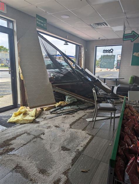 Car Crashes Into Ann Arbor Subway Restaurant Police Say Cbs Detroit