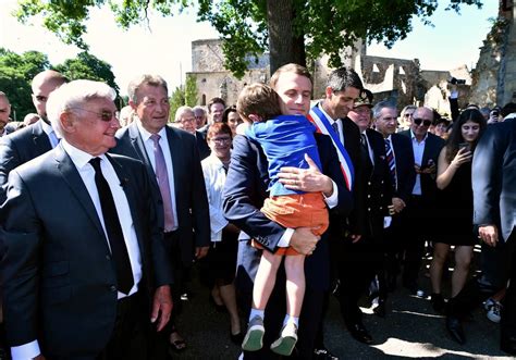 Mais Qui Est L Enfant Qui S Est Jet Dans Les Bras D Emmanuel Macron