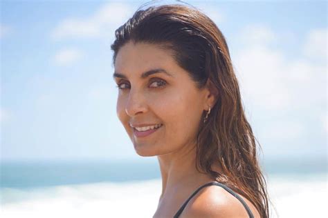 Mayrín Villanueva deslumbra en la playa con su bikini azul cielo