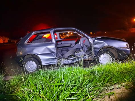 Três Pessoas Ficam Feridas Em Acidente Entre Dois Carros Na Pr 323