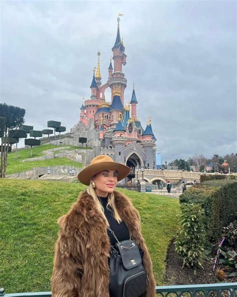 Chanel Totti A Disneyland Paris Con Ilary Blasi Sfoggia Uno Zaino