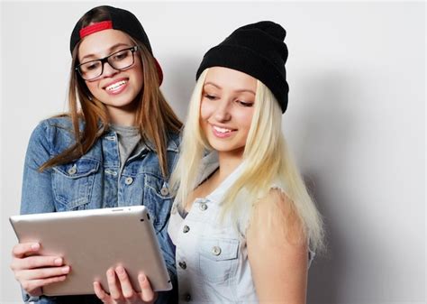 Dos Bonitas Chicas Hipster Tomando Un Autorretrato Con Una Tableta