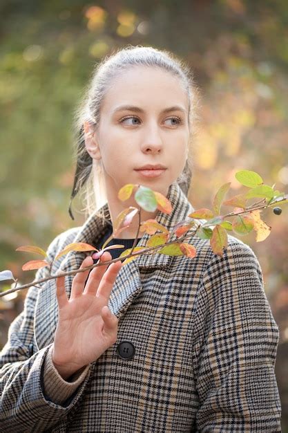 Mujer Joven En El Bosque Foto Premium