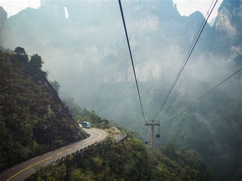 Hermosa vista desde el teleférico a la montaña tianmen Foto Premium