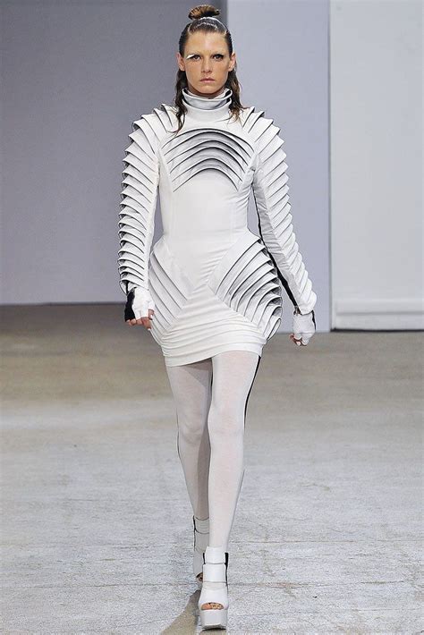 Gareth Pugh Spring 2009 Ready To Wear Collection Photos Vogue