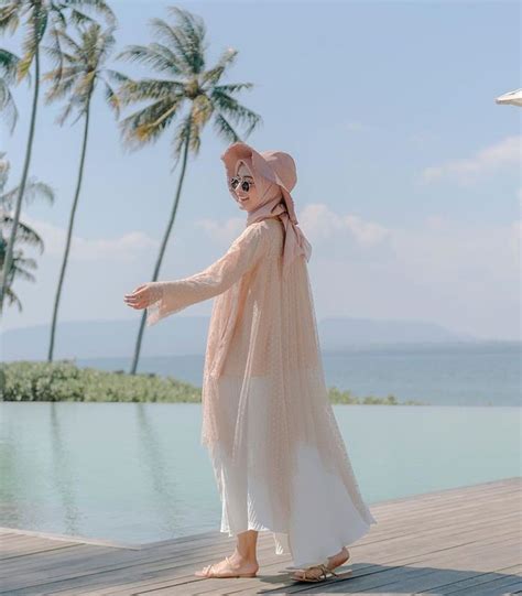 Inspirasi Style Hijab Untuk Ke Pantai Ala Mega Iskanti Simpel Tapi