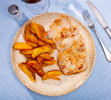 Carne De Porco Assada Sem Osso Batatas Fritas Crocantes Imagem De