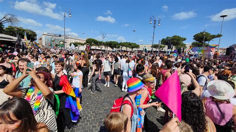 Boom Di Presenze Al Roma Pride Migliaia Di Persone Al Corteo Da