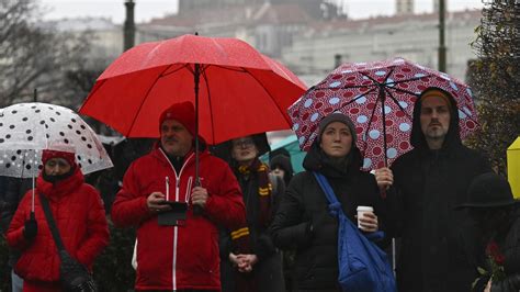 Nach Schusswaffenattacke in Prag Tschechien hält Staatstrauer