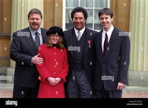 Tom Jones & family/OBE Stock Photo - Alamy