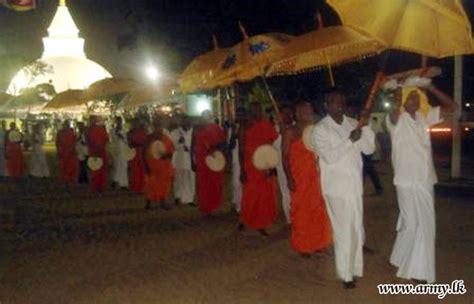 12 Division Troops Assist ‘Pahan Pooja’ | Sri Lanka Army