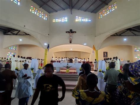 Bunia cérémonie d ordination de 13 nouveaux prêtres à la paroisse