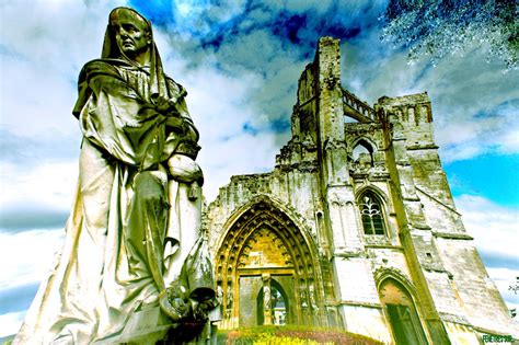 FENÊTRES SUR STATUE DE SUGER RUINES DE L ABBAYE ST BERTIN