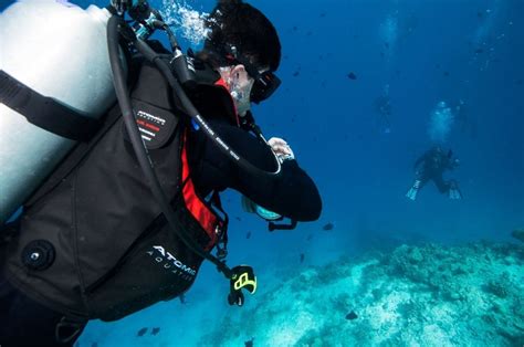 How Do Scuba Divers Control Their Buoyancy