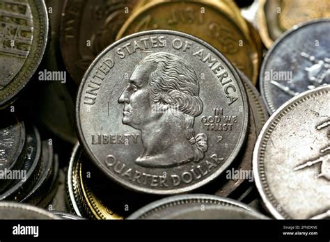 Moneda americana de un cuarto con otros países diferentes monedas de