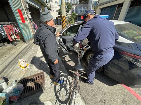 竹南8旬老嫗騎腳踏車訪親友 迷失永和山水庫跌倒 警消積極協助脫困護送返家 好視新聞網