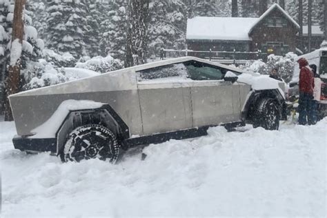 Solo Spazzatura Cybertruck Bloccato Nella Neve E Rimorchiato Le