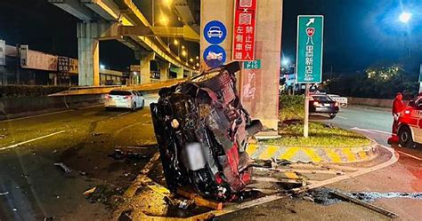 新北賓士男「違規迴轉」害後車翻覆 18歲駕駛倒臥血泊仍未脫險 Ctwant Line Today