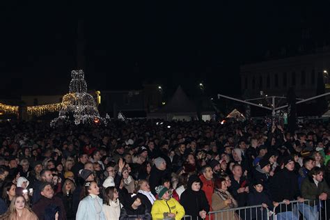 Vi E Hiljada Gra Ana Novu Godinu Do Ekalo Na Trgu Slobode Foto