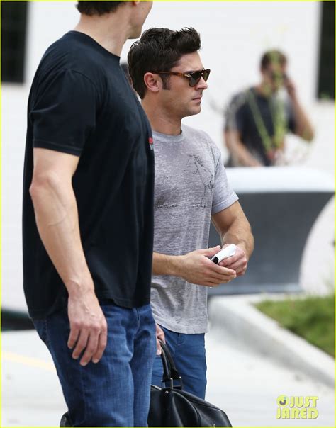 Zac Efron Puts His Frat Shirt Back On for 'Neighbors 2': Photo 3450750 ...