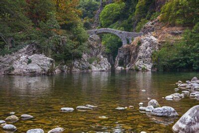 A Pont Du Diable Ou A Ponte Do Diabo Uma Ponte Romana Que Atravessa