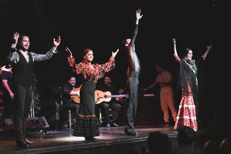 Barcelona Espect Culo De Flamenco En El Teatro City Hall Getyourguide