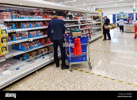 Tesco Supermarket Shelves Fotos Und Bildmaterial In Hoher Aufl Sung