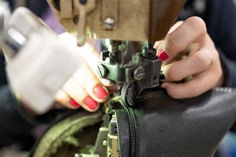 El proceso de coser zapatos en una máquina de coser producción de