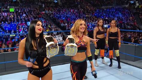 The IIconics Retienen Los Campeonatos Femeninos Por Parejas De WWE En