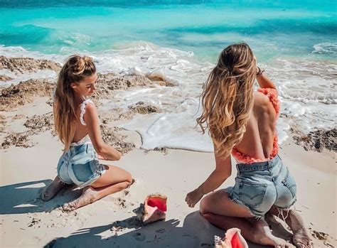 Gái xinh Instagram mê mẩn phong cách tạo dáng Bambi Pose khi diện bikini