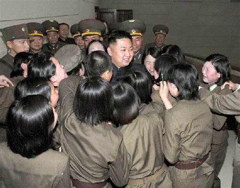 金正恩視察朝鮮空軍部隊 被女兵團團圍住