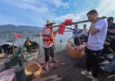 杭州富春江开渔 渔民喜迎江鲜丰收要闻图片中国政府网