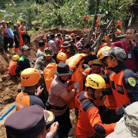 Tebing Setinggi 35 Meter Longsor Timbun Rumah Warga Tiga Korban