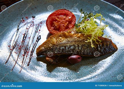 Plato De Pescados Pescados Y Verduras Fritos Foto De Archivo Imagen