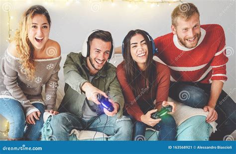 Amigos Felizes Jogando Videogames Online Fone De Ouvido Jovens Se