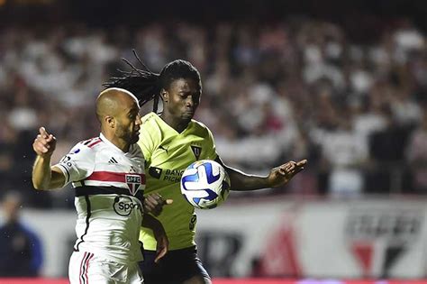 James Isola Sua Cobrança De Pênalti São Paulo Eliminado Da Sul