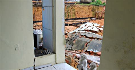 G1 Casa é interditada após muro desabar durante chuva em Manaus