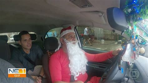 Vídeo Em Olinda motorista se veste de papai Noel para arrecadar e