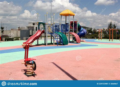 Juegos De Colores Para Los Niños En Un Espacio Abierto Entre Edificios