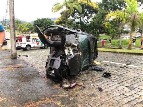 Carro Capota E Atinge Rvores Na Av De Janeiro Jornal De Pomerode