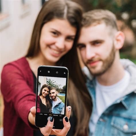 Junge Paare In Der Liebe Die Selfie Im Garten Nimmt Kostenlose Foto