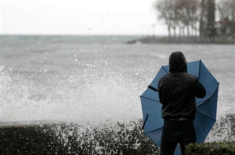 METEO Alerte aux très fortes pluies à la grêle au vent à la neige