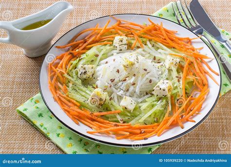 Salada Da Vitamina Das Cenouras Do Daikon E Dos Rabanetes Foto De