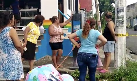 Vecinos de colonia Pocitos y Rivera bloquean calle porque tienen 3 días