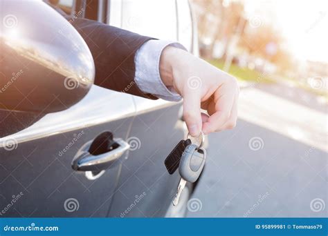 Homem Assentado Em Seu Carro Que Guarda Uma Chave Imagem De Stock