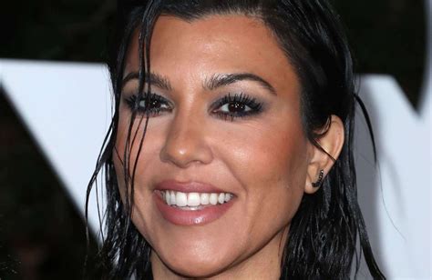 Kourtney Kardashian Enceinte Elle Saffiche En Maillot De Bain Et