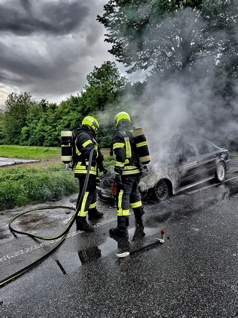 FW NE PKW In Vollbrand Starke Rauchentwicklung