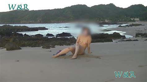 個人撮影普段真面目な素人彼女が海岸で全裸オナニーNaked masturbation on the beach free xxx