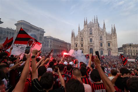 Calcio Milan Campione Ditalia 30 Mila I Tifosi A Piazza Duomo Calcio