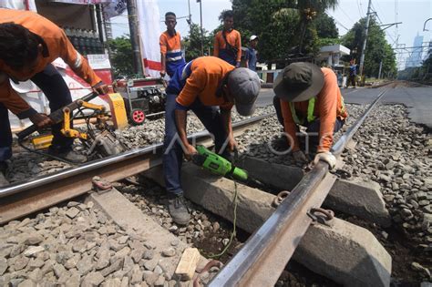 Perawatan Jalur Kereta Api Antara Foto